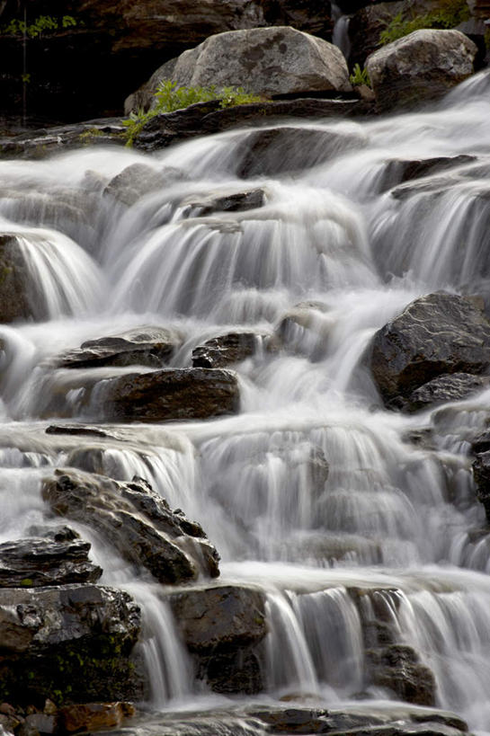 无人,公园,竖图,室外,白天,正面,旅游,度假,石头,美景,瀑布,山,山脉,水,美国,阴影,飞溅,溅,光线,石子,液体,影子,景观,山峰,水滴,山峦,娱乐,水珠,阳光,自然,群山,享受,休闲,景色,放松,北美,北美洲,喷洒,自然风光,美洲,蒙大拿州,沉积岩,北亚美利加洲,亚美利加洲,蒙大拿,长空之乡,财富之州,冰河公园,冰河国家公园,水成岩,跌水,石块,岩石,彩图