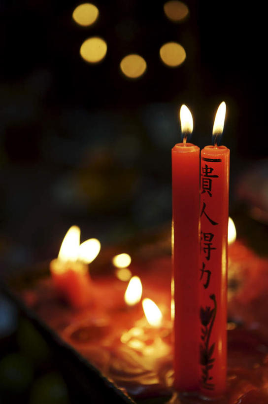 无人,竖图,俯视,室内,特写,白天,餐桌,桌子,蜡烛,许多,阴影,节日,朦胧,模糊,光线,标志,火焰,文字,影子,烛光,字符,燃烧,文化,标识,点燃,祈祷,健康,汉字,许愿,宗教,佛教,信仰,餐台,纪念,祈求,中文,国文,华文,释教,平安,彩图,高角度拍摄