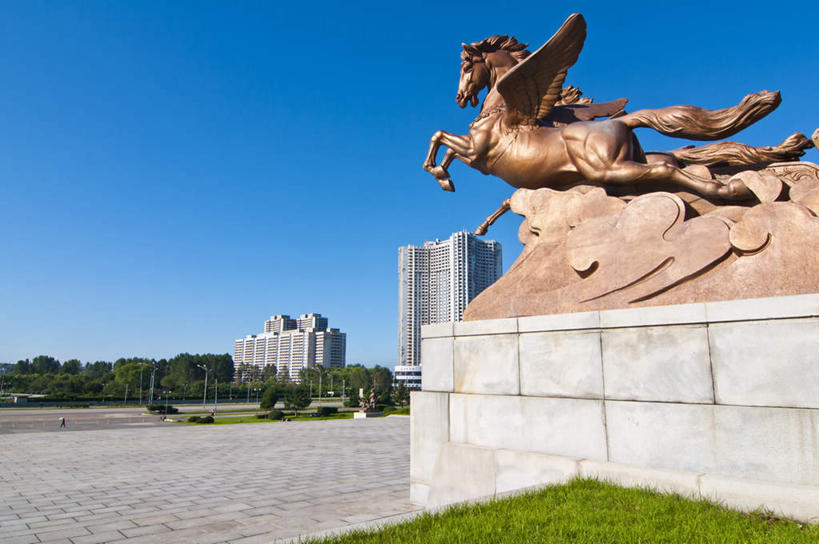 无人,家,横图,室外,白天,仰视,度假,草地,草坪,美景,植物,城市风光,城市,马,野生动物,雕塑,朝鲜,亚洲,阴影,艺术,装饰,光线,翅膀,雕刻,雕像,影子,房屋,屋子,景观,首都,奔腾,娱乐,楼房,住宅,草,树,树木,蓝色,绿色,蓝天,天空,阳光,自然,动物,工艺品,天,享受,休闲,景色,放松,运输,牲畜,生长,晴朗,成长,纪念,美术,主题,飞跃,陈列,东亚,万里无云,功能,美学,朝鲜民主主义人民共和国,箕城,柳京,平壤,王俭城,晴空,晴空万里,彩图,低角度拍摄,全身,房子