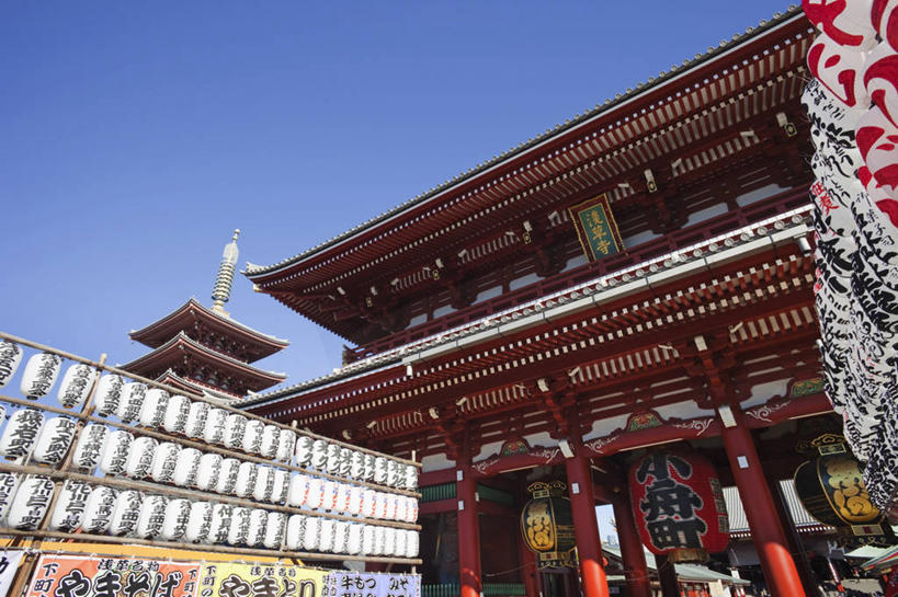 无人,寺庙,横图,室外,白天,仰视,旅游,度假,标志建筑,地标,建筑,照明,东京,日本,亚洲,一排,阴影,节日,整齐,光线,日文,标志,灯笼,文字,影子,纸灯笼,柱子,字符,屋顶,燃烧,顶棚,文化,娱乐,标识,建设,排列,红色,蓝色,蓝天,天空,阳光,香火,灯具,庙宇,天,祈祷,享受,休闲,健康,浅草寺,旅游胜地,放松,许愿,宗教,信仰,晴朗,纪念,祈求,照亮,照明设备,队列,东亚,本州,万里无云,关东地方,本州岛,日本国,东京都,浅草观音寺,日语,浅草,平安,晴空,晴空万里,彩图,低角度拍摄,庙,寺