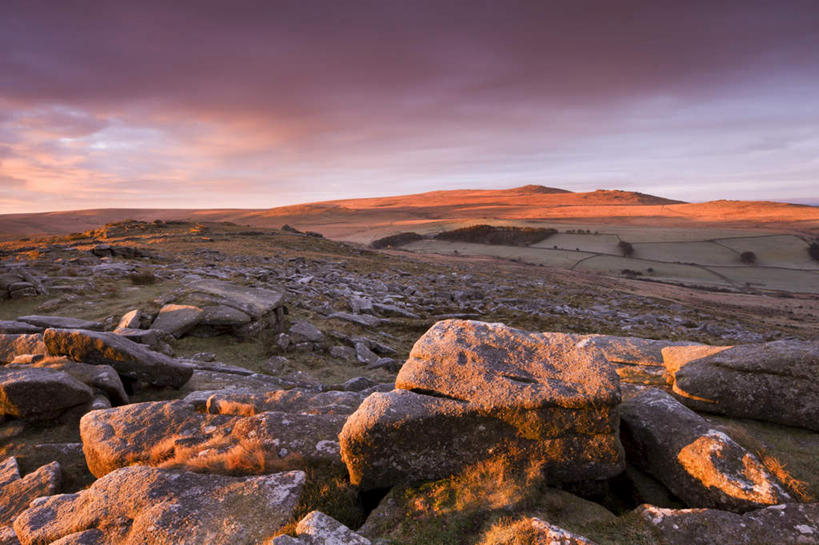 无人,公园,横图,室外,白天,正面,旅游,度假,日出,石头,美景,山,山脉,太阳,英国,欧洲,阴影,光线,石子,影子,地平线,景观,山顶,山峰,辽阔,地面,朝霞,晨曦,黎明,山峦,娱乐,阳光,自然,群山,享受,休闲,广阔,景色,放松,一望无际,国家公园,西欧,自然风光,延伸,大不列颠,沉积岩,大不列颠及北爱尔兰联合王国,天地相交,大不列颠联合王国,日不落英帝国,无边无际,一马平川,颠峰,极峰,德文郡,水成岩,达特穆尔,达特穆尔国家公园,石块,岩石,朝阳,彩图,破晓