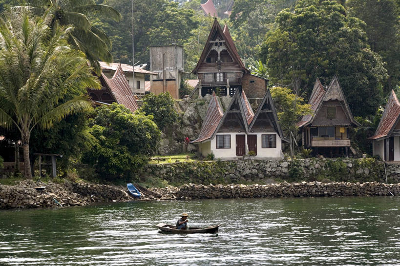 一个人,家,木屋,坐,横图,室外,白天,侧面,旅游,度假,湖,湖泊,石头,美景,树林,水,植物,窗户,门,船,帽子,印度尼西亚,印尼,亚洲,仅一个男性,仅一个人,仅一个中年男性,一艘,握,阴影,波纹,服装,光线,草帽,石子,影子,墙,屋顶,湖面,景观,水流,水面,木船,涟漪,拿,顶棚,拿着,注视,休闲装,娱乐,玻璃窗,墙壁,墙面,住宅,树,树木,衣服,绿色,倒影,水纹,阳光,自然,门框,交通工具,波浪,湖水,观察,看,享受,休闲,休闲服,景色,放松,握着,服饰,东南亚,生长,成长,观看,察看,倒映,舟,关注,自然风光,载具,苏门答腊,印度尼西亚共和国,水晕,苏门答腊岛,反照,男人,男性,中年男性,亚洲人,印度人,石块,岩石,坐着,半身,彩图,茅舍,茅屋,棚屋,小木屋,小屋