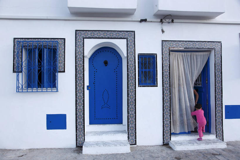 西方人,儿童,两个人,伙伴,朋友,家,站,横图,室外,白天,度假,友谊,纯洁,美景,窗户,窗帘,门,城市风光,城市,欧洲,非洲,突尼斯,黑人,欧洲人,阴影,服装,装饰,光线,影子,房屋,墙,屋子,景观,拱门,注视,休闲装,娱乐,楼房,玻璃窗,墙壁,墙面,住宅,小孩,背面,衣服,白色,阳光,帘子,门框,观察,看,站着,享受,休闲,休闲服,遮阳,景色,放松,可爱,童年,童趣,服饰,观看,华丽,修饰,点缀,察看,关注,童真,北非,烂漫,无邪,衬托,美观,雅致,雅观,阿非利加洲,突尼斯共和国,比塞大,宾泽特,天真,友情,女孩,女人,女性,非洲人,站立,彩图,全身,房子,女生