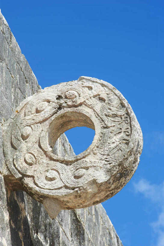 无人,竖图,室外,白天,仰视,旅游,度假,绘画,石头,名胜古迹,标志建筑,地标,建筑,墨西哥,阴影,朦胧,模糊,遗迹,艺术,装饰,光线,石子,影子,墙,云,云朵,云彩,古迹,文化,文物,娱乐,建设,古建筑,壁画,墙壁,墙面,蓝色,白云,蓝天,天空,阳光,天,享受,休闲,旅游胜地,放松,晴朗,华丽,修饰,点缀,北美,北美洲,美洲,古文明,尤卡坦半岛,尤卡坦州,奇琴伊察,北亚美利加洲,亚美利加洲,衬托,美观,雅致,雅观,墨西哥合众国,仙人掌王国,加敦半岛,犹加敦,石块,岩石,晴空,画画,彩图,低角度拍摄