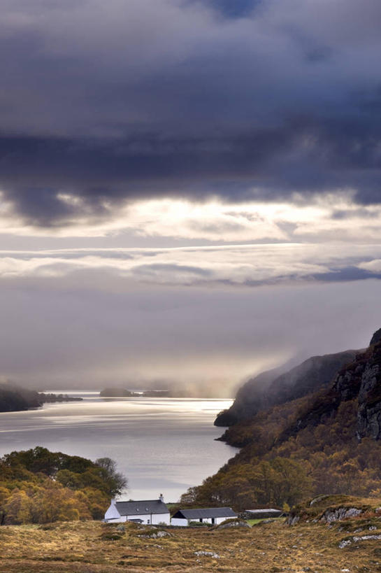 无人,竖图,室外,白天,正面,旅游,度假,草地,草坪,湖,湖泊,石头,美景,沙滩,山,山脉,水,植物,雾,瑞典,欧洲,阴影,朦胧,模糊,光线,沙子,石子,影子,河岸,河滩,湖面,景观,山峰,水流,水面,云,云朵,沙地,山峦,云彩,娱乐,草,树,树木,蓝色,绿色,白云,蓝天,天空,阳光,自然,湖水,群山,天,享受,休闲,景色,放松,生长,晴朗,成长,迷雾,斯堪的纳维亚,自然风光,北欧,斯堪的纳维亚半岛,首府,瑞典王国,西曼兰省,韦斯特罗斯,石块,岩石,大雾,晴空,彩图