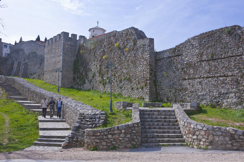 西方人,三个人,栏杆,走,横图,室外,白天,正面,旅游,度假,草地,草坪,石头,名胜古迹,植物,楼梯,标志建筑,地标,建筑,路灯,照明,欧洲,马其顿,欧洲人,一排,阴影,服装,遗迹,整齐,光线,扶手,石子,影子,堡垒,城堡,阶梯,云,云朵,灯光,云彩,注视,休闲装,古迹,文物,娱乐,建设,古建筑,护栏,废墟,台阶,灯,草,树,树木,排列,衣服,蓝色,绿色,白云,蓝天,天空,阳光,自然,天,观察,看,享受,休闲,休闲服,旅游胜地,放松,服饰,生长,晴朗,成长,观看,照亮,察看,照明设备,要塞,队列,关注,古文明,马其顿共和国,设防,奥赫里德,男人,男性,年轻男性,年轻女性,女人,女性,白种人,石块,岩石,晴空,步行,散步,走路,彩图,全身