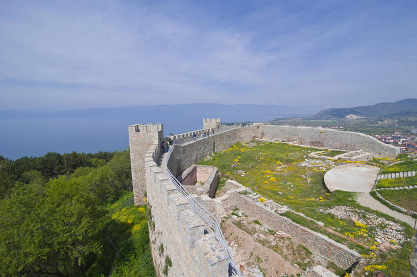 西方人,站,横图,俯视,航拍,室外,白天,旅游,度假,草地,草坪,湖,湖泊,石头,名胜古迹,水,植物,标志建筑,地标,建筑,欧洲,马其顿,欧洲人,阴影,服装,遗迹,光线,石子,影子,堡垒,城堡,墙,湖面,水流,水面,云,云朵,许多人,云彩,注视,休闲装,古迹,文物,娱乐,建设,古建筑,废墟,墙壁,墙面,草,树,树木,衣服,蓝色,绿色,白云,蓝天,天空,阳光,自然,湖水,天,观察,看,站着,一群人,享受,休闲,休闲服,旅游胜地,放松,服饰,生长,晴朗,成长,观看,察看,要塞,鸟瞰,关注,古文明,马其顿共和国,设防,奥赫里德,男人,男性,年轻男性,年轻女性,女人,女性,白种人,石块,岩石,晴空,站立,彩图,高角度拍摄,全身