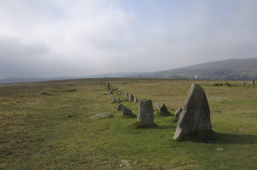 无人,公园,横图,室外,白天,正面,旅游,度假,草地,草坪,石头,美景,名胜古迹,植物,标志建筑,地标,建筑,英国,欧洲,一排,许多,遗迹,整齐,石子,景观,云,云朵,很多,云彩,古迹,文物,娱乐,建设,古建筑,草,排列,蓝色,绿色,白云,蓝天,天空,自然,天,享受,休闲,旅游胜地,景色,放松,晴朗,国家公园,西欧,队列,自然风光,大不列颠,古文明,大不列颠及北爱尔兰联合王国,大不列颠联合王国,日不落英帝国,德文郡,达特穆尔,达特穆尔国家公园,石块,岩石,晴空,彩图