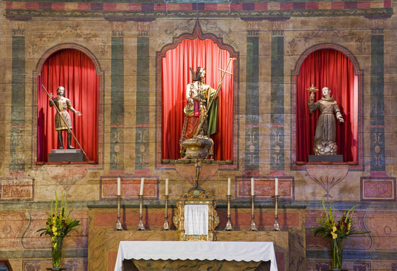 无人,教堂,横图,室内,白天,正面,旅游,度假,窗帘,门,标志建筑,地标,建筑,雕塑,美国,节日,艺术,装饰,盛开,雕刻,雕像,香炉,拱门,花蕾,文化,娱乐,建设,花,花瓣,花朵,鲜花,帘子,工艺品,门框,花苞,花蕊,祈祷,享受,休闲,健康,遮阳,旅游胜地,放松,许愿,宗教,信仰,纪念,华丽,修饰,祈求,美术,祭奠,祭祀,点缀,北美,北美洲,加利福尼亚,主题,美洲,祭坛,陈列,信念,加州,加利福尼亚州,金州,黄金州,功能,美学,北亚美利加洲,亚美利加洲,衬托,美观,雅致,雅观,敬拜,平安,彩图,大教堂,礼拜堂