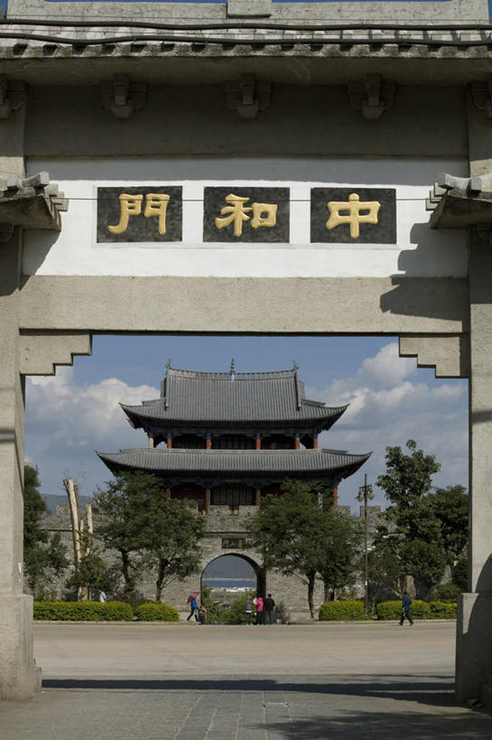 无人,寺庙,竖图,室外,白天,仰视,旅游,度假,草地,草坪,名胜古迹,植物,门,标志建筑,地标,建筑,大理,中国,亚洲,遗迹,标志,文字,字符,塔,古迹,文物,娱乐,标识,建设,古建筑,宝塔,云南,草,树,树木,绿色,自然,门框,庙宇,享受,休闲,汉字,旅游胜地,放松,生长,成长,中文,古文明,东亚,云南省,中华人民共和国,西南地区,国文,华文,滇,大理州,大理白族自治州,浮图,浮屠,彩图,低角度拍摄,庙,寺