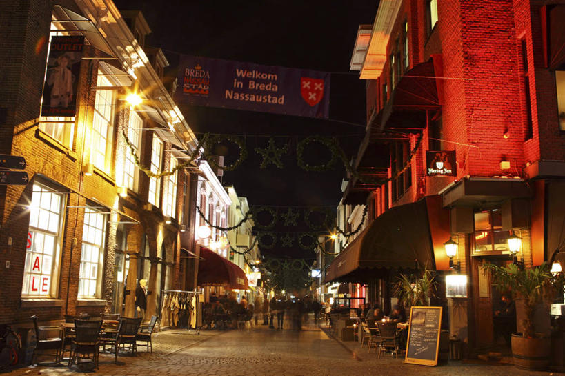 西方人,商店,走,横图,室外,夜晚,仰视,购物,度假,消费,美景,城市风光,超市,城市,路灯,夜景,照明,欧洲,荷兰,欧洲人,行人,游客,游人,阴影,服装,光线,影子,景观,灯光,许多人,注视,休闲装,娱乐,路人,旅客,灯,衣服,观察,看,一群人,享受,休闲,休闲服,景色,放松,金融,百货,服饰,观看,照亮,察看,照明设备,西欧,关注,选购,贸易,百货公司,血拼,荷兰王国,尼德兰王国,过客,北布拉班特省,男人,男性,年轻男性,年轻女性,女人,女性,白种人,步行,散步,走路,彩图,低角度拍摄,全身,购物商场,购物中心,商业中心