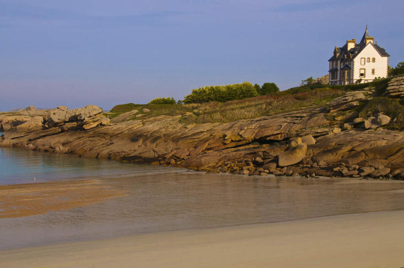 无人,家,横图,室外,白天,正面,旅游,度假,草地,草坪,海浪,海洋,石头,美景,沙滩,植物,别墅,法国,欧洲,阴影,光线,沙子,石子,影子,房屋,屋子,海岸,景观,浪花,公寓,沙地,娱乐,洋房,楼房,住宅,草,蓝色,绿色,蓝天,天空,阳光,自然,海水,天,享受,休闲,景色,放松,晴朗,布列塔尼,自然风光,海景,万里无云,法兰西共和国,法兰西第五共和国,一栋,布列塔尼半岛,玫瑰海岸,大海,风浪,海,海水的波动,海滩,近岸浪,石块,岩石,涌浪,晴空,晴空万里,彩图,房子