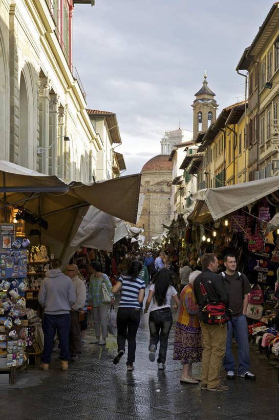 西方人,背部,家,商店,站,走,说,竖图,室外,白天,正面,度假,讨论,美景,城市风光,城市,杯子,意大利,佛罗伦萨,欧洲,欧洲人,许多,行人,游客,游人,吊挂,悬挂,阴影,服装,光线,影子,帐篷,陶瓷,房屋,屋子,景观,云,云朵,陶瓷制品,许多人,挂,云彩,休闲装,娱乐,商铺,楼房,路人,旅客,住宅,衣服,蓝色,白云,蓝天,天空,阳光,马克杯,水杯,天,站着,一群人,享受,休闲,休闲服,景色,放松,服饰,晴朗,托斯卡纳,南欧,意大利共和国,首府,双手抄兜,双手放兜,市肆,商号,百花之城,翡冷翠,托斯卡纳大区,过客,交流,男人,男性,年轻男性,年轻女性,女人,女性,白种人,晴空,步行,插兜,沟通,讲话,交谈,两手抄兜,两手放兜,散步,商讨,手插兜,手放口袋,说话,谈话,站立,走路,彩图,全身,房子,店铺,手抄兜