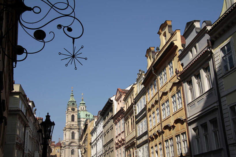 无人,家,教堂,横图,室外,白天,仰视,旅游,度假,名胜古迹,标志建筑,地标,建筑,欧洲,捷克,阴影,节日,遗迹,光线,影子,堡垒,城堡,房屋,屋子,公寓,古迹,文化,文物,娱乐,建设,古建筑,洋房,楼房,住宅,蓝色,蓝天,天空,阳光,天,祈祷,享受,休闲,健康,旅游胜地,放松,许愿,宗教,信仰,晴朗,纪念,祈求,要塞,信念,古文明,中欧,捷克共和国,万里无云,布拉格城堡,设防,平安,晴空,晴空万里,彩图,低角度拍摄,房子,大教堂,礼拜堂