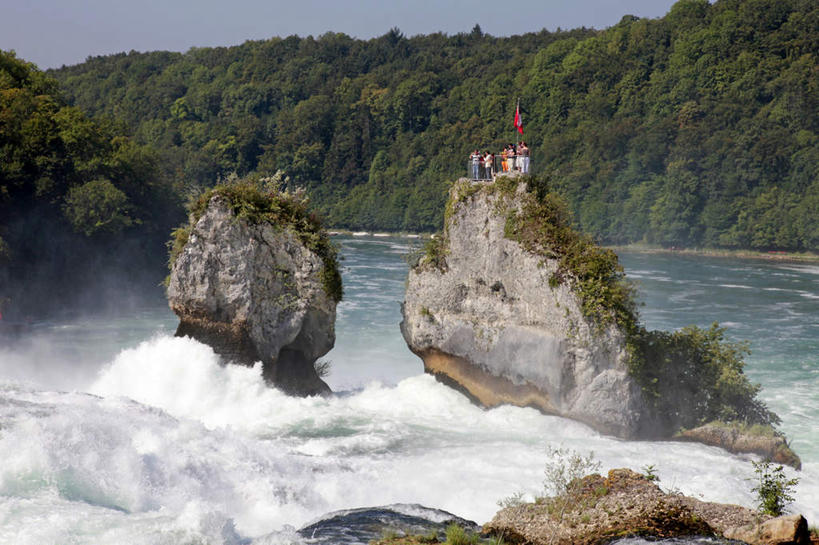 西方人,站,横图,室外,白天,正面,旅游,度假,岛屿,河流,石头,美景,森林,山,山脉,树林,水,植物,旗帜,瑞士,欧洲,欧洲人,五个人,行人,游客,游人,阴影,飞溅,服装,湍急,溅,光线,旗杆,石子,液体,影子,岛,河水,景观,山峰,水滴,水流,山峦,许多人,注视,休闲装,娱乐,路人,旅客,水珠,树,树木,衣服,蓝色,绿色,蓝天,天空,阳光,自然,群山,天,观察,看,站着,一群人,享受,休闲,休闲服,景色,放松,服饰,生长,晴朗,成长,观看,察看,关注,喷洒,自然风光,中欧,万里无云,首府,瑞士联邦,莱茵河,博登湖,莱茵瀑布,过客,沙夫豪森,沙夫豪森州,男人,男性,年轻男性,年轻女性,女人,女性,白种人,列岛,群岛,石块,岩石,诸岛,晴空,晴空万里,站立,彩图,全身