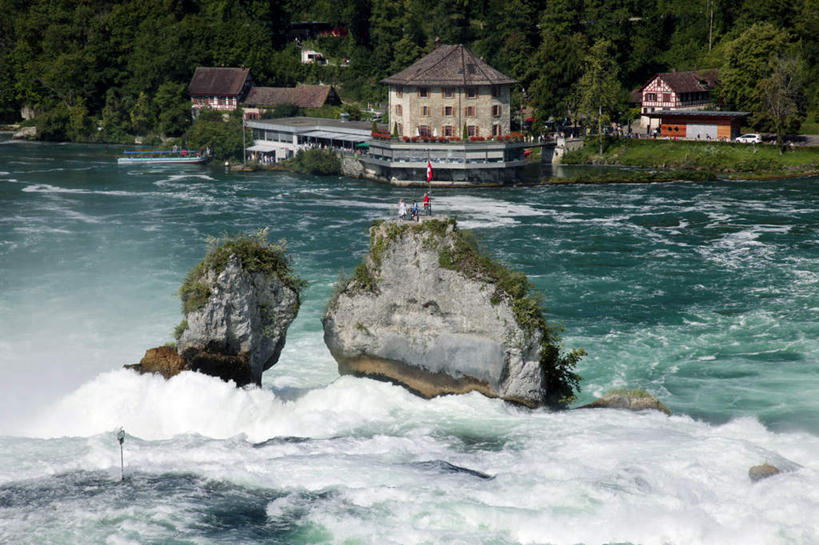 西方人,家,站,横图,室外,白天,正面,旅游,度假,岛屿,河流,石头,美景,森林,山,山脉,树林,水,植物,旗帜,瑞士,欧洲,欧洲人,五个人,行人,游客,游人,阴影,飞溅,服装,湍急,溅,光线,旗杆,石子,液体,影子,房屋,屋子,岛,河水,景观,山峰,水滴,水流,山峦,许多人,注视,休闲装,娱乐,楼房,路人,旅客,住宅,水珠,树,树木,衣服,绿色,阳光,自然,群山,观察,看,站着,一群人,享受,休闲,休闲服,景色,放松,服饰,生长,成长,观看,察看,关注,喷洒,自然风光,中欧,首府,瑞士联邦,莱茵河,博登湖,莱茵瀑布,过客,沙夫豪森,沙夫豪森州,男人,男性,年轻男性,年轻女性,女人,女性,白种人,列岛,群岛,石块,岩石,诸岛,站立,彩图,全身,房子