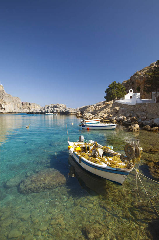 无人,竖图,室外,白天,正面,旅游,度假,草地,草坪,河流,美景,水,植物,船,希腊,欧洲,一艘,停靠,阴影,波纹,光线,影子,河水,景观,水流,木船,涟漪,娱乐,草,树,树木,蓝色,绿色,倒影,蓝天,水纹,天空,阳光,自然,交通工具,波浪,天,享受,休闲,景色,放松,生长,晴朗,成长,倒映,舟,停泊,自然风光,载具,希腊共和国,万里无云,水晕,反照,罗得斯岛,晴空,晴空万里,彩图