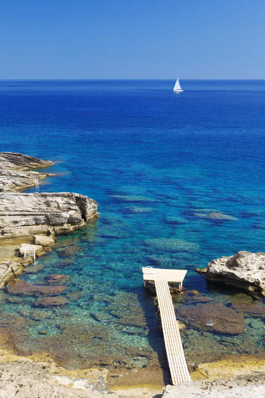 帆船,无人,竖图,俯视,室外,白天,旅游,度假,海浪,海洋,美景,沙滩,船,希腊,欧洲,一艘,阴影,光线,木板,沙子,影子,海岸,景观,浪花,水平线,桥,辽阔,木桥,海平线,沙地,娱乐,栈桥,蓝色,蓝天,天空,阳光,自然,海水,交通工具,天,享受,休闲,广阔,景色,放松,晴朗,人行桥,木板桥,一望无际,自然风光,载具,海景,希腊共和国,万里无云,无边无际,一马平川,罗得斯岛,大海,风浪,海,海水的波动,海滩,近岸浪,涌浪,晴空,晴空万里,彩图,高角度拍摄,水天相接,水天一线