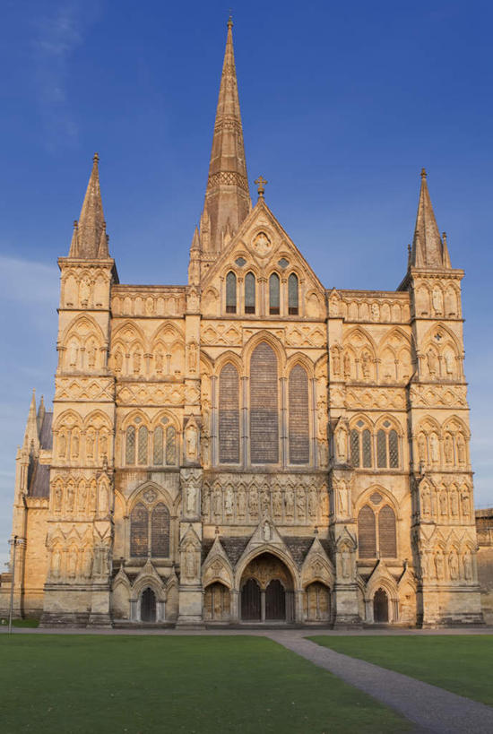 无人,教堂,竖图,室外,白天,仰视,旅游,度假,草地,草坪,植物,标志建筑,道路,地标,建筑,路,英国,欧洲,阴影,节日,光线,影子,云,云朵,小路,交通,云彩,文化,娱乐,建设,英格兰,草,蓝色,绿色,白云,蓝天,天空,阳光,天,祈祷,享受,休闲,健康,旅游胜地,放松,许愿,宗教,信仰,晴朗,纪念,祈求,西欧,大不列颠,信念,哥特式建筑,大不列颠及北爱尔兰联合王国,大不列颠联合王国,日不落英帝国,索尔兹伯里教堂,索尔兹伯里主教堂,平安,晴空,彩图,低角度拍摄,大教堂,礼拜堂