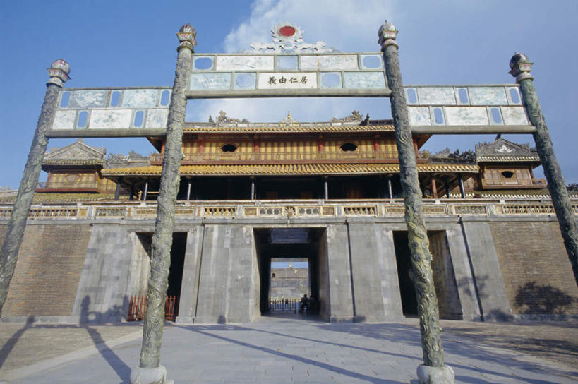 无人,家,横图,室外,白天,仰视,度假,美景,门,城市风光,城市,旗帜,国旗,越南,亚洲,一排,阴影,朦胧,模糊,整齐,光线,影子,柱子,房屋,墙,屋顶,屋子,景观,云,云朵,云彩,顶棚,娱乐,楼房,墙壁,墙面,住宅,排列,一个,蓝色,白云,蓝天,天空,阳光,门框,天,享受,休闲,景色,放松,东南亚,晴朗,单个,队列,越南社会主义共和国,省会,承天顺化省,平治天省,旗,晴空,彩图,低角度拍摄,房子,顺化