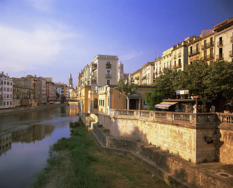 无人,家,横图,室外,白天,正面,旅游,度假,河流,水,植物,别墅,标志建筑,地标,建筑,西班牙,欧洲,一排,阴影,波纹,整齐,光线,影子,房屋,屋子,河水,水流,云,云朵,公寓,涟漪,云彩,娱乐,建设,洋房,楼房,住宅,树,树木,排列,蓝色,绿色,白云,倒影,蓝天,水纹,天空,阳光,自然,波浪,天,享受,休闲,旅游胜地,放松,生长,晴朗,成长,倒映,队列,南欧,水晕,西班牙王国,反照,赫罗纳,赫罗纳省,晴空,彩图,房子