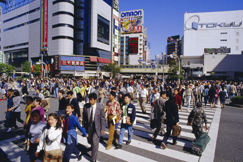 东方人,家,走,横图,俯视,室外,白天,度假,美景,城市风光,城市,道路,路,人行横道,指示牌,公路,东京,日本,亚洲,标志,路标,文字,房屋,屋子,景观,人行道,交通,许多人,黄种人,娱乐,标识,楼房,住宅,蓝色,蓝天,天空,天,人流,一群人,享受,休闲,景色,放松,晴朗,人行横道线,东亚,本州,万里无云,关东地方,本州岛,日本国,东京都,县厅,东京市,老年男性,老年女性,男人,男性,年轻男性,年轻女性,女人,女性,亚洲人,晴空,晴空万里,斑马线,马路,步行,散步,走路,半身,彩图,高角度拍摄,房子
