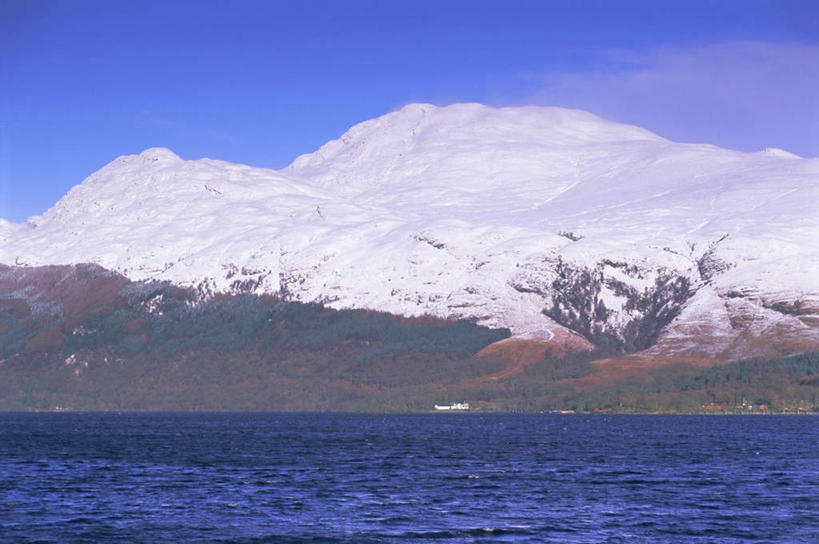 无人,横图,室外,白天,正面,旅游,度假,湖,湖泊,美景,山,水,雪,雪山,植物,大雪,英国,欧洲,阴影,光线,影子,冰,湖面,积雪,景观,山峰,水流,水面,雪景,冬季,冬天,山峦,娱乐,苏格兰,树,树木,蓝色,绿色,蓝天,天空,自然,湖水,天,享受,休闲,景色,放松,寒冷,生长,晴朗,成长,冰冷,西欧,自然风光,大不列颠,大不列颠及北爱尔兰联合王国,万里无云,严寒,冰凉,酷寒,凛冽,凛凛,极冷,大不列颠联合王国,日不落英帝国,苏格兰王国,阿盖尔.比特,晴空,晴空万里,彩图
