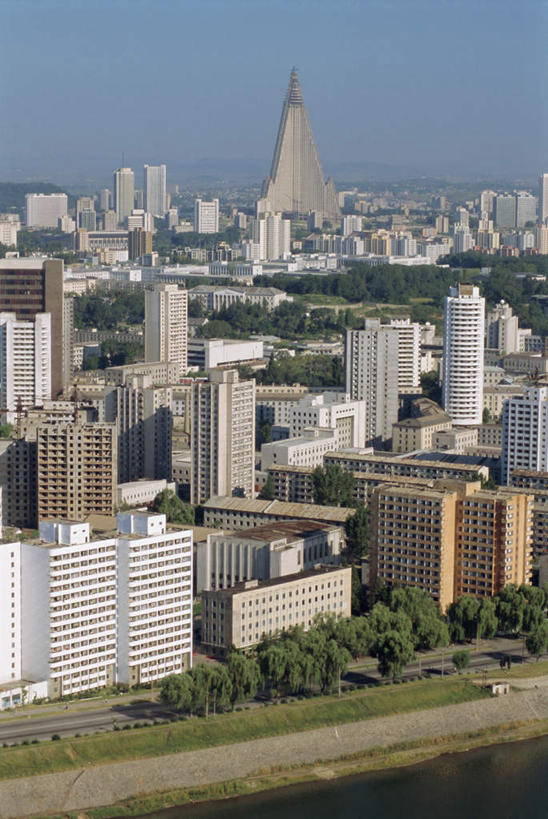 无人,高楼大厦,竖图,俯视,室外,白天,度假,美景,植物,窗户,城市风光,城市,大厦,建筑,摩天大楼,朝鲜,亚洲,阴影,光线,影子,墙,屋顶,景观,云,云朵,首都,云彩,顶棚,娱乐,玻璃窗,墙壁,墙面,树,树木,蓝色,绿色,白云,蓝天,天空,阳光,自然,楼宇,天,享受,休闲,墓地,景色,放松,生长,晴朗,成长,坟墓,陵墓,坟场,东亚,朝鲜民主主义人民共和国,箕城,柳京,平壤,王俭城,晴空,彩图,高角度拍摄,大楼,高层建筑,高楼,摩天楼