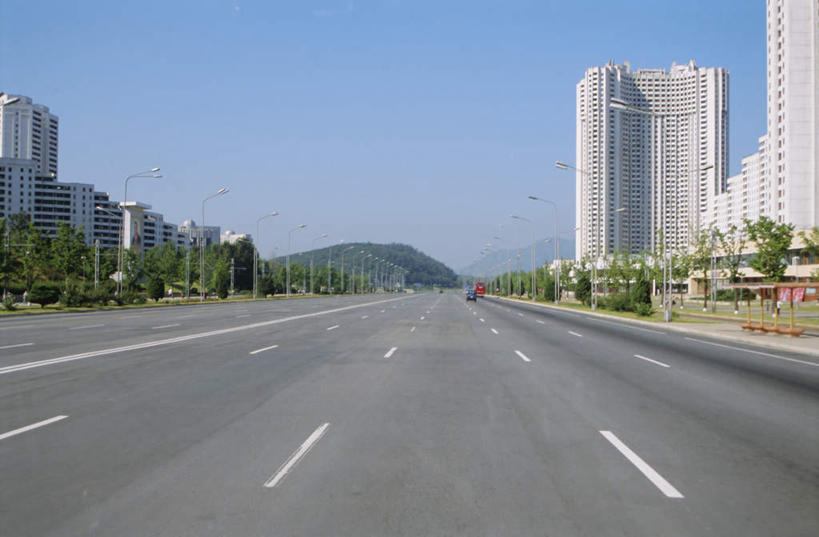 无人,高楼大厦,横图,室外,白天,正面,度假,美景,植物,窗户,城市风光,城市,大厦,道路,建筑,路,摩天大楼,公路,朝鲜,亚洲,一排,许多,阴影,整齐,光线,影子,墙,屋顶,景观,云,云朵,分界线,停车线,交通,首都,很多,云彩,顶棚,娱乐,玻璃窗,墙壁,墙面,树,树木,排列,蓝色,绿色,白云,蓝天,天空,阳光,自然,楼宇,天,享受,休闲,景色,放松,生长,晴朗,成长,车行道,车行道分界线,队列,标线,东亚,车行线,朝鲜民主主义人民共和国,箕城,柳京,平壤,王俭城,晴空,马路,彩图,大楼,高层建筑,高楼,摩天楼