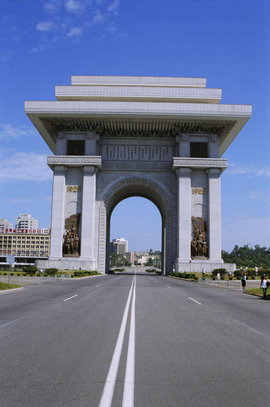 无人,家,栏杆,竖图,室外,白天,正面,旅游,度假,草地,草坪,植物,门,标志建筑,道路,地标,建筑,路,雕塑,朝鲜,亚洲,阴影,艺术,装饰,光线,标志,雕刻,雕像,文字,影子,栅栏,字符,字母,房屋,屋子,篱笆,围栏,小路,分界线,停车线,交通,首都,娱乐,标识,建设,护栏,楼房,住宅,草,树,树木,蓝色,绿色,蓝天,天空,阳光,自然,工艺品,门框,天,享受,休闲,旅游胜地,放松,生长,晴朗,成长,纪念,车行道,车行道分界线,华丽,修饰,美术,点缀,主题,标线,陈列,东亚,车行线,万里无云,功能,美学,衬托,美观,雅致,雅观,朝鲜民主主义人民共和国,箕城,柳京,平壤,王俭城,晴空,晴空万里,彩图,房子