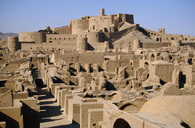 无人,家,横图,室外,白天,正面,旅游,度假,石头,美景,名胜古迹,山,山脉,城市风光,标志建筑,城市,地标,建筑,伊朗,亚洲,阴影,遗迹,光线,石子,影子,堡垒,城堡,房屋,屋子,景观,山顶,山峰,古城,山峦,古迹,文物,娱乐,建设,古建筑,楼房,住宅,蓝色,蓝天,天空,阳光,群山,天,享受,休闲,旅游胜地,景色,放松,晴朗,要塞,西亚,古文明,沉积岩,万里无云,颠峰,极峰,伊朗伊斯兰共和国,巴姆,巴姆城堡,设防,水成岩,石块,岩石,晴空,晴空万里,彩图,房子