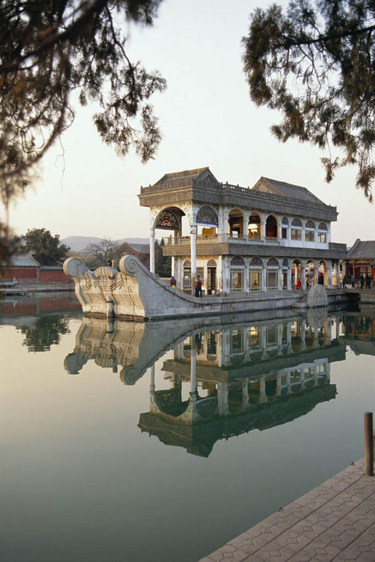 无人,家,颐和园,宫殿,竖图,室外,白天,正面,旅游,度假,河流,水,植物,别墅,标志建筑,地标,建筑,北京,中国,亚洲,阴影,光线,影子,房屋,屋子,河水,水流,公寓,首都,娱乐,建设,洋房,楼房,住宅,树,树木,蓝色,绿色,倒影,蓝天,天空,阳光,自然,天,享受,休闲,旅游胜地,放松,生长,晴朗,成长,倒映,权利,豪宅,东亚,万里无云,中华人民共和国,北京市,京,北平,华北地区,皇家园林,反照,清漪园,晴空,晴空万里,彩图,房子