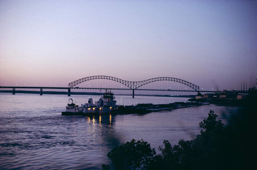 无人,横图,室外,白天,正面,度假,河流,石头,美景,日落,水,植物,城市风光,城市,轮船,船,美国,一艘,停靠,阴影,光线,石子,影子,河水,景观,水流,晚霞,霞光,落日,桥,娱乐,石桥,拱桥,栈桥,树,树木,蓝色,绿色,蓝天,天空,阳光,自然,黄昏,交通工具,天,享受,休闲,景色,彩霞,放松,拱形,生长,晴朗,成长,人行桥,石拱桥,北美,北美洲,停泊,载具,美洲,田纳西州,万里无云,首府,北亚美利加洲,亚美利加洲,田纳西,志愿之州,夕照,孟菲斯,谢尔比县,石块,晴空,晴空万里,夕阳,彩图,斜阳