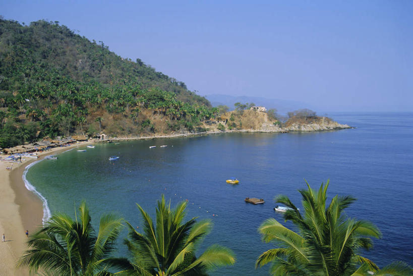 无人,横图,俯视,室外,白天,旅游,度假,海浪,海洋,石头,美景,沙滩,山,山脉,树林,植物,轮船,船,墨西哥,许多,停靠,阴影,光线,沙子,石子,影子,地平线,海岸,景观,浪花,山峰,辽阔,地面,沙地,山峦,娱乐,树,树木,蓝色,绿色,蓝天,天空,阳光,自然,海水,交通工具,群山,天,享受,休闲,广阔,景色,放松,生长,晴朗,成长,一望无际,北美,北美洲,停泊,自然风光,载具,延伸,美洲,海景,万里无云,天地相交,北亚美利加洲,亚美利加洲,墨西哥合众国,哈利斯科,哈利斯科州,无边无际,一马平川,巴亚尔塔港,大海,风浪,海,海水的波动,海滩,近岸浪,石块,岩石,涌浪,晴空,晴空万里,彩图,高角度拍摄