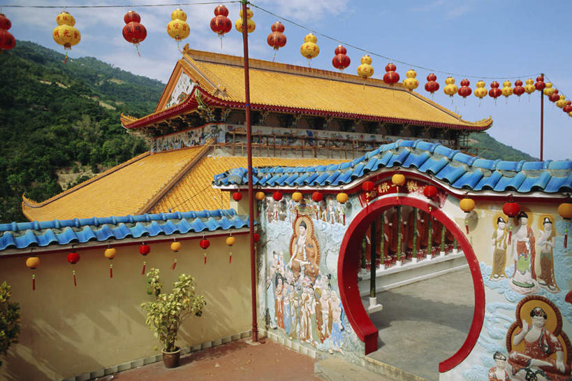 无人,寺庙,横图,俯视,室外,白天,旅游,度假,绘画,山,山脉,植物,标志建筑,地标,建筑,照明,马来西亚,亚洲,一排,阴影,节日,艺术,整齐,装饰,光线,灯笼,影子,纸灯笼,墙,山峰,云,云朵,山峦,云彩,文化,娱乐,建设,壁画,墙壁,墙面,树,树木,排列,蓝色,绿色,白云,蓝天,天空,阳光,自然,灯具,庙宇,群山,天,祈祷,享受,休闲,健康,旅游胜地,放松,许愿,宗教,东南亚,佛教,信仰,生长,晴朗,成长,纪念,华丽,修饰,祈求,照亮,点缀,照明设备,队列,衬托,美观,雅致,雅观,释教,槟城,槟城州,槟榔屿,槟州,极乐寺,马来西亚联邦,槟城极乐寺,槟榔山,升旗山,平安,晴空,画画,彩图,高角度拍摄,庙,寺