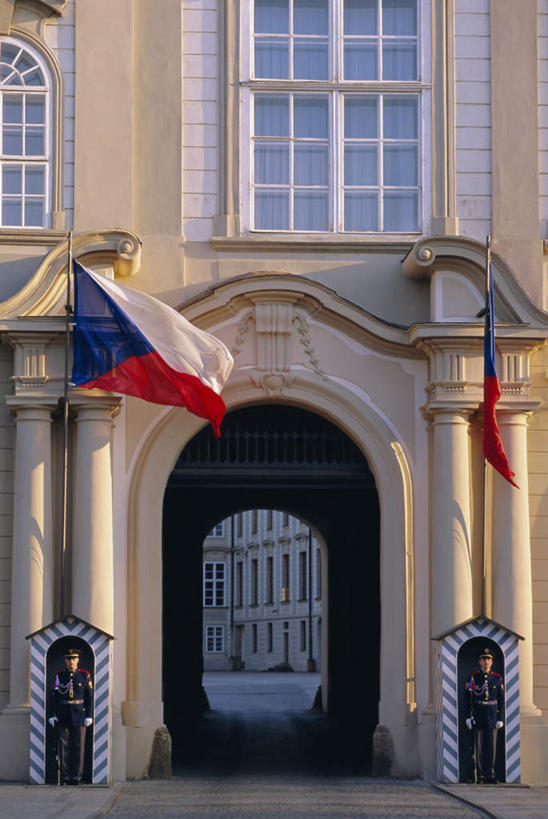 西方人,两个人,站,竖图,室外,白天,正面,工作服,制服,度假,美景,窗户,门,城市风光,城市,旗帜,国旗,欧洲,捷克,欧洲人,阴影,光线,影子,堡垒,城堡,墙,景观,拱门,注视,娱乐,旗子,玻璃窗,墙壁,墙面,阳光,门框,观察,看,站着,享受,休闲,景色,放松,观看,察看,要塞,关注,中欧,捷克共和国,旌旗,旗号,工作制服,布拉格城堡,设防,男人,男性,中年男性,白种人,旗,站立,彩图,全身,工作套服