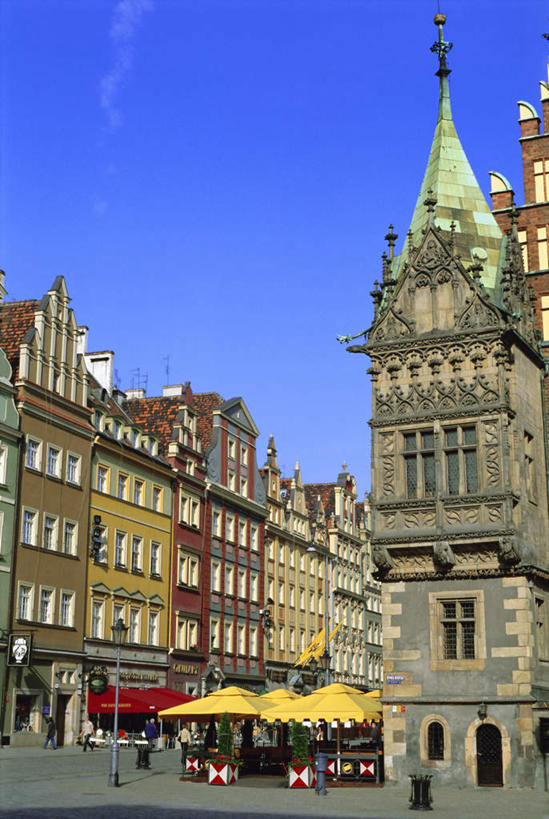 无人,家,竖图,室外,白天,仰视,旅游,度假,标志建筑,地标,建筑,路灯,照明,欧洲,波兰,阴影,光线,影子,房屋,屋子,尖顶,灯光,娱乐,建设,楼房,住宅,灯,蓝色,蓝天,天空,阳光,天,享受,休闲,旅游胜地,放松,晴朗,照亮,照明设备,中欧,万里无云,波兰共和国,华沙,雨篷,晴空,晴空万里,彩图,低角度拍摄,房子,咖啡馆