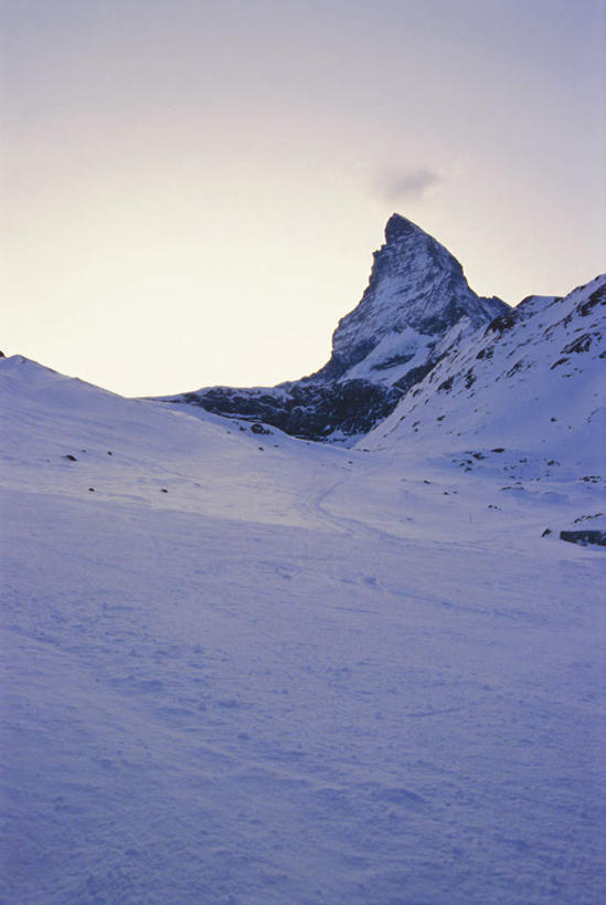 无人,竖图,室外,白天,正面,旅游,度假,石头,美景,山,雪,雪山,大雪,瑞士,欧洲,阿尔卑斯山,阴影,光线,石子,影子,冰,积雪,景观,山顶,山峰,雪景,冬季,冬天,山峦,娱乐,蓝色,蓝天,天空,阳光,自然,天,享受,休闲,景色,放松,寒冷,晴朗,冰冷,自然风光,中欧,万里无云,严寒,瑞士联邦,冰凉,酷寒,凛冽,凛凛,极冷,颠峰,极峰,冰川之城,采尔马特,策尔马特,石块,岩石,晴空,晴空万里,彩图