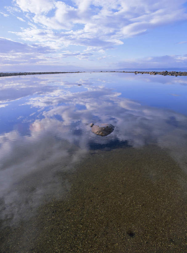 无人,竖图,俯视,室外,白天,旅游,度假,海浪,海洋,石头,美景,沙滩,加拿大,阴影,光线,沙子,石子,影子,海岸,景观,浪花,水平线,云,云朵,辽阔,海平线,沙地,云彩,娱乐,蓝色,白云,蓝天,天空,阳光,自然,海水,天,享受,休闲,广阔,景色,放松,晴朗,一望无际,北美,北美洲,自然风光,美洲,海景,北亚美利加洲,亚美利加洲,卑诗省,不列颠哥伦比亚,不列颠哥伦比亚省,夏洛特皇后群岛,无边无际,一马平川,大海,风浪,海,海水的波动,海滩,近岸浪,石块,岩石,涌浪,晴空,彩图,高角度拍摄,水天相接,水天一线
