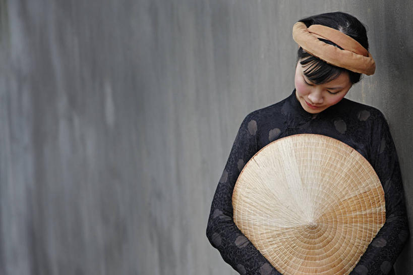 成年人,一个人,横图,室外,白天,留白,时尚,越南,仅一个年轻女性,仅一个女性,仅一个人,草帽,首都,黑色,摄影,河内,年轻女性,女人,女性,年轻人,彩图,传统服装,奥黛,传统文化