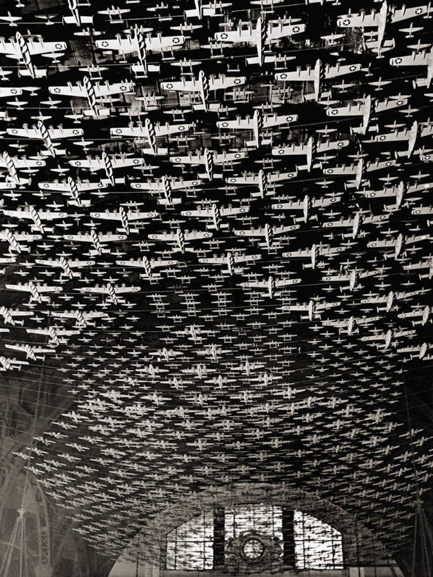 无人,竖图,黑白,室内,白天,游戏,飞机,车站,玩具,美国,站台,交通,玩,娱乐,航空,月台,模型,交通工具,休闲,益智,战争,运输,摄影,活动,客机,第二次世界大战,发泄,消遣,智力,载具,伊利诺斯州,爱国主义,芝加哥市,宣泄,玩耍,嬉戏,联合车站