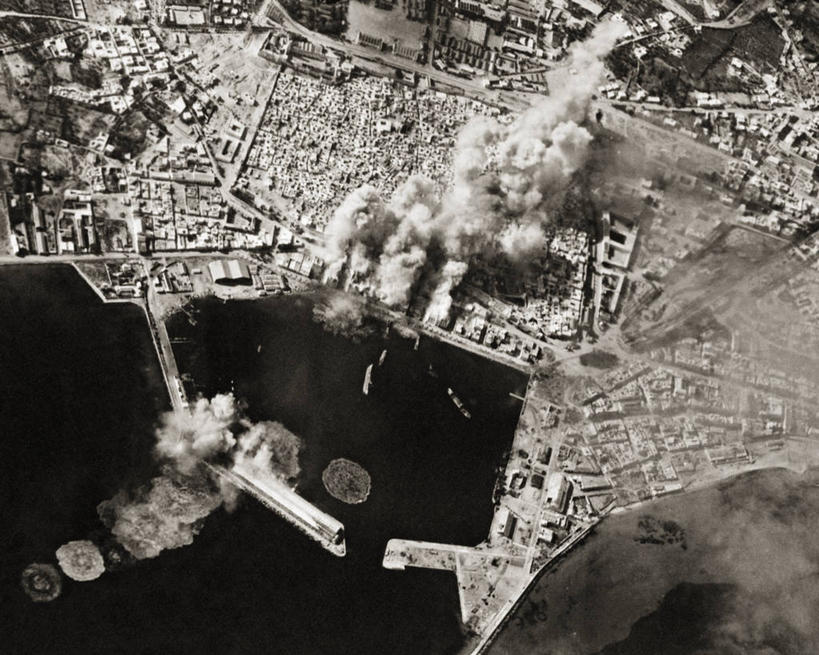 无人,横图,俯视,航拍,黑白,室外,白天,突尼斯,历史,地标建筑,烟,战争,摄影,第二次世界大战,鸟瞰,毁灭,轰炸,高角度拍摄,海港