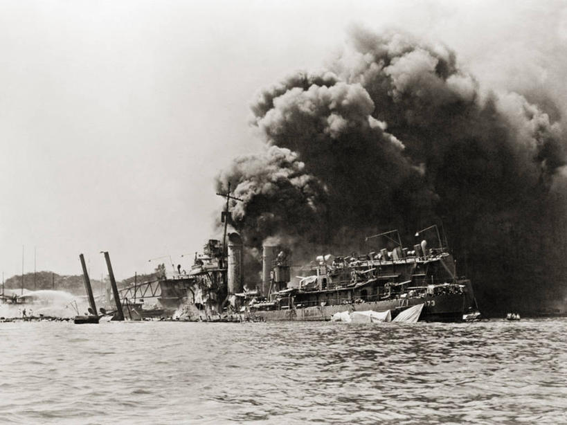 水手,横图,黑白,室外,白天,船,火,军事,燃烧,烟,战争,摄影,第二次世界大战,海军,毁灭,战船,夏威夷群岛,沉没,太平洋岛屿,美国海军