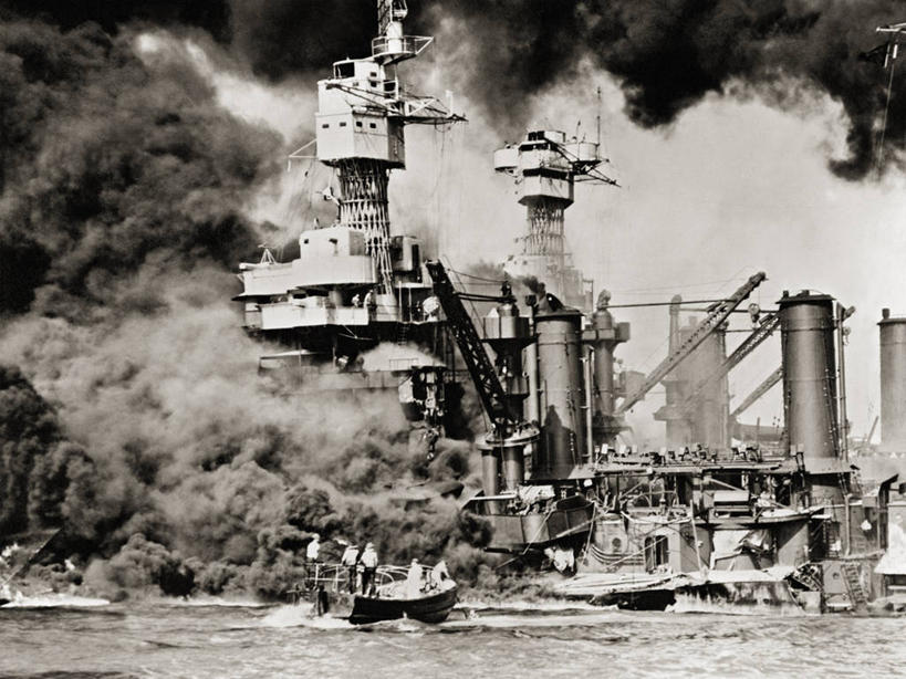 水手,横图,黑白,室外,白天,船,火,军事,燃烧,烟,战争,摄影,第二次世界大战,海军,毁灭,夏威夷群岛,沉没,援救,太平洋岛屿,美国海军