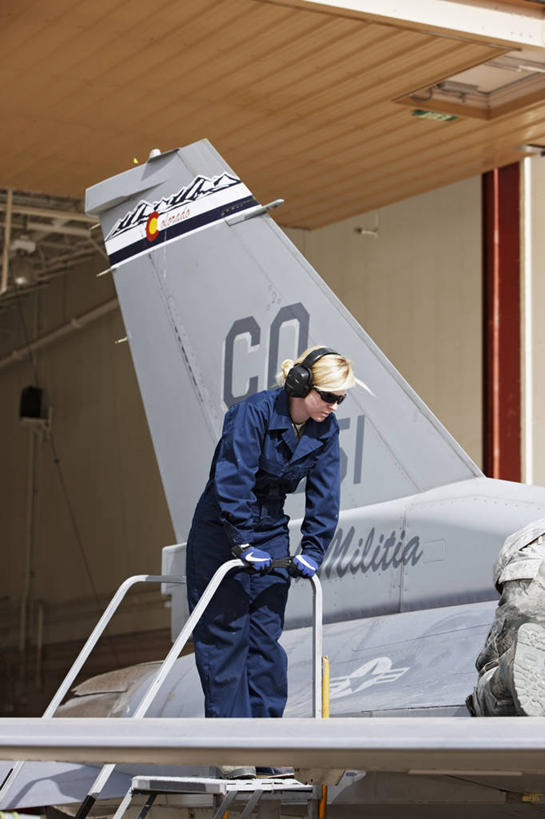 成年人,一个人,竖图,室外,白天,安全,飞机,美国,仅一个女性,军事,圆锥,力量,战争,摄影,空军,飞行器,战斗机,打斗,进攻,军用机,座舱,科罗拉多州,F-16战隼战斗机,蝰蛇,技能,女人,彩图