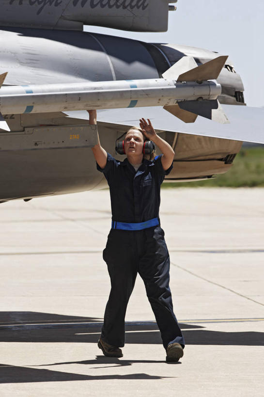 成年人,一个人,竖图,室外,白天,安全,电梯,美国,仅一个女性,检查,尾巴,乘务员,发动机,力量,战争,摄影,空军,准确,打斗,进攻,导弹,军用机,科罗拉多州,F-16战隼战斗机,蝰蛇,空气污染,技能,女人,彩图,空空导弹