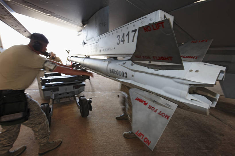 成年人,两个人,横图,室外,白天,安全,美国,武器,力量,战争,摄影,空军,准确,打斗,进攻,导弹,军用机,科罗拉多州,F-16战隼战斗机,蝰蛇,技能,男人,彩图,空空导弹,爆炸物