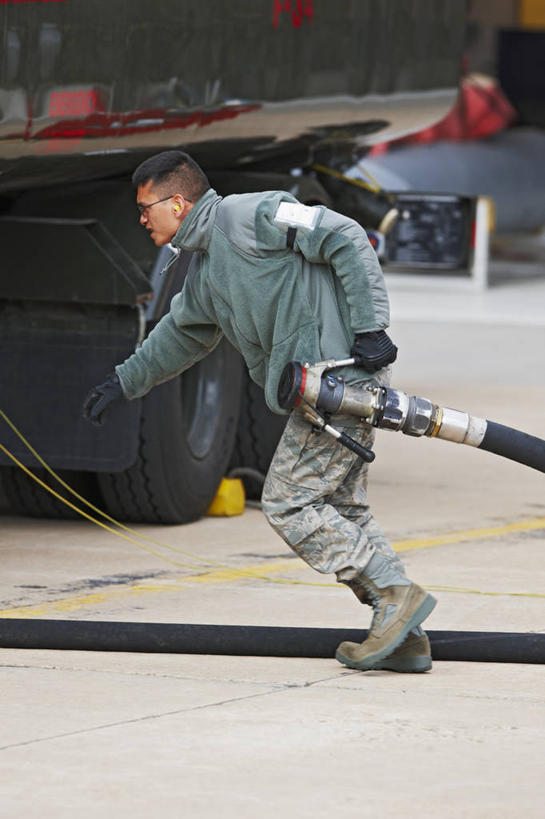 成年人,一个人,竖图,室外,白天,通讯,安全,飞机,美国,仅一个男性,工作,工人,力量,战争,摄影,空军,能源,软管,飞行器,战斗机,货运,打斗,进攻,油罐车,军用机,科罗拉多州,F-16战隼战斗机,蝰蛇,化石燃料,技能,男人,员工,彩图,匠人,劳动者,体力工