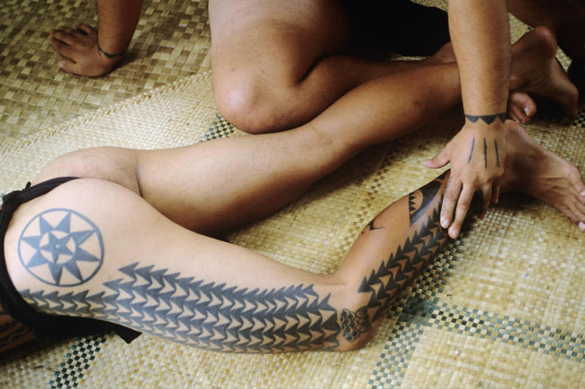 成年人,中年人,手,腿,两个人,横图,俯视,室内,特写,时尚,美国,艺术,席子,纹身,摄影,部分,侧卧,瓦胡岛,夏威夷群岛,男人,中年男性,彩图,高角度拍摄,传统文化