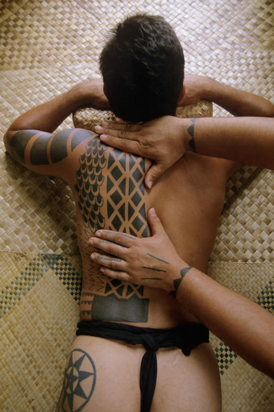 成年人,中年人,手,两个人,竖图,俯视,室内,特写,时尚,美国,艺术,席子,纹身,背面,摄影,瓦胡岛,夏威夷群岛,男人,中年男性,触摸,半身,彩图,高角度拍摄,传统文化